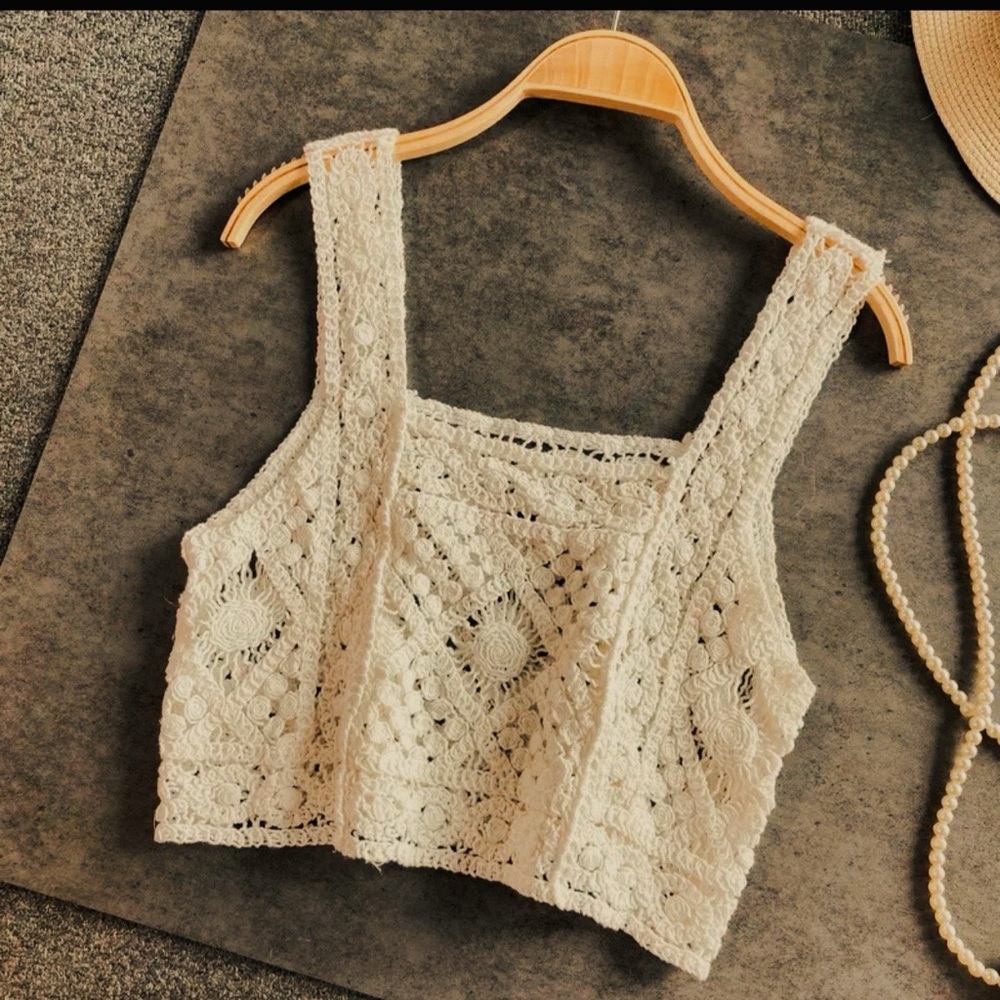 Chic Crochet Lace Crop Top - Cream